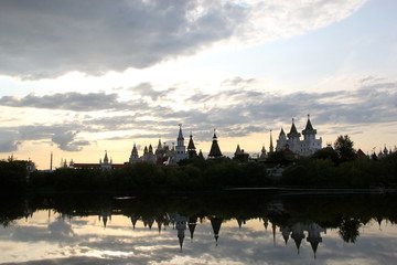 Fototapeta na wymiar Kremlin in Izmailovo. Reflection in the lake