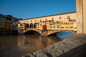 Fototapeta premium Onte Vecchio sobre el río Arno, Italia.