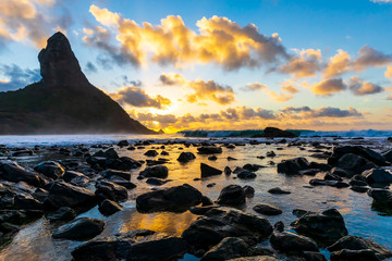 Obraz premium Stunning sunset in Conceição beach in Fernando de Noronha, a paradisiac tropical island off the coast of Brazil