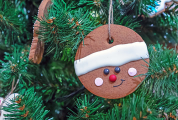 Round Christmas cookies in the form of a smiling little man.