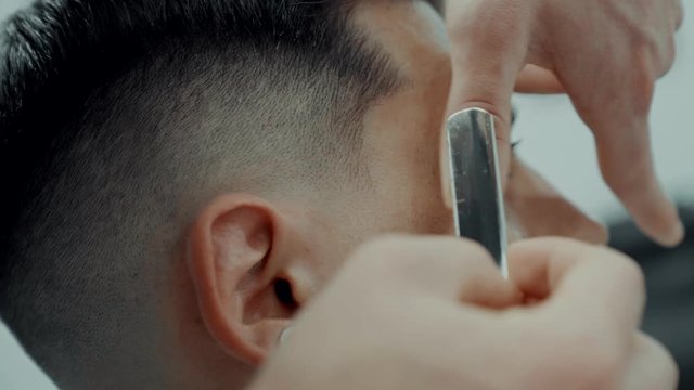 Cutting the outline of a haircut. Final haircut. 