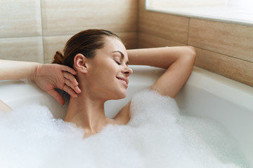 Obraz na płótnie Canvas woman relaxing in bubble bath