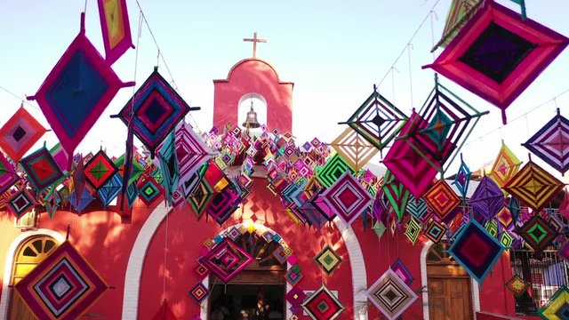 Sayulita won guiness record for highest number of decoration Ojo de Di&oacute;s. Mexico news, culture and tradition.