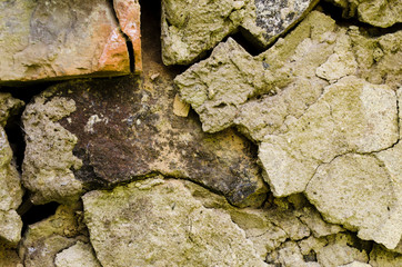 Background of natural porous stones of arbitrary shape, fastened together with a cement screed.