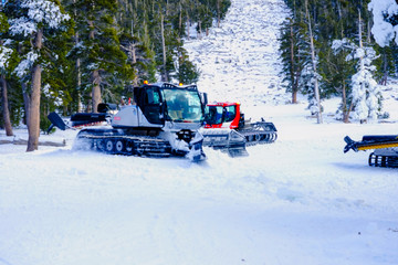 The tractor grade snow in ski resort 