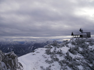 Fototapeta na wymiar Hochfelln, Deutschland: Am Berggipfel befindet sich eine Kapelle in eindrucksvoller Lage