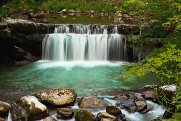 Fototapeta na wymiar Verschwommener Wasserfall im Jura