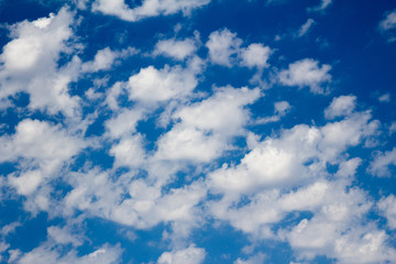 Obraz premium Scattered clouds against deep blue sky