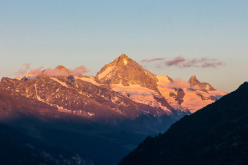 Fototapeta na wymiar Der rote Berg vom Wallis