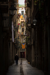 Spazierg&auml;nger in der Gasse von Barcelona