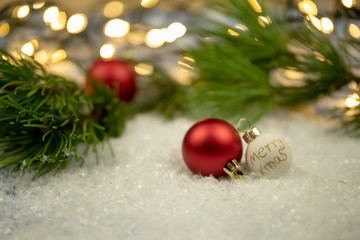 Weihnachten Dekoration mit Schnee und Weihnachtskugel