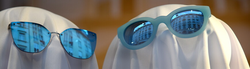 Zwei weiße Monster mit Spiegelung in der hellblauen Sonnenbrille