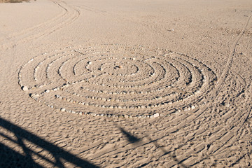 Fototapeta na wymiar dibujo tribal en la playa