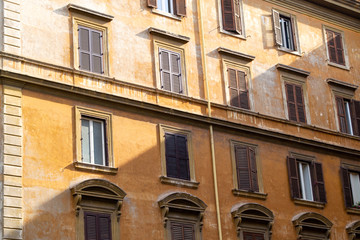 Fototapeta na wymiar Houses and unique windows of Italy