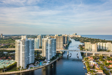 Obraz premium Flight over the Atlantic Coast of South Florida