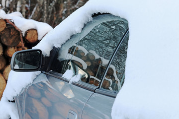 Winter im Straßenverkehr. Ein Auto mit Schnee und Eis im Winter