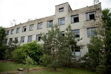 Fototapeta na wymiar Закинута будівля в зоні відчуження, Чорнобиль, Україна