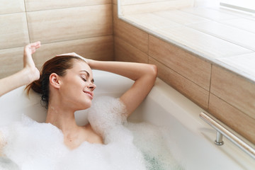 Naklejka premium young woman in bubble bath