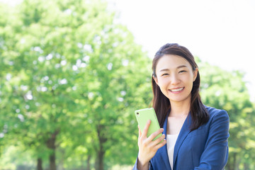 Fototapeta premium スマートフォンを見る女性 ビジネス