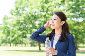 水を飲む女性　ビジネス