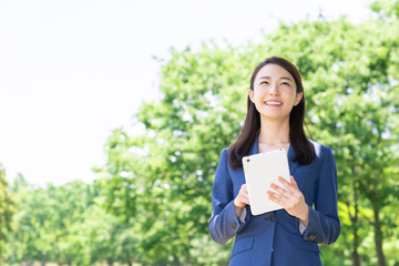 Fototapeta premium タブレットを見る女性 ビジネス