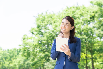 Fototapeta premium タブレットを見る女性 ビジネス
