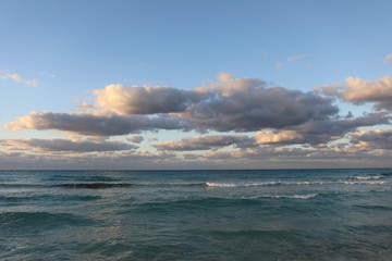 Wellen bei Sonnenuntergang