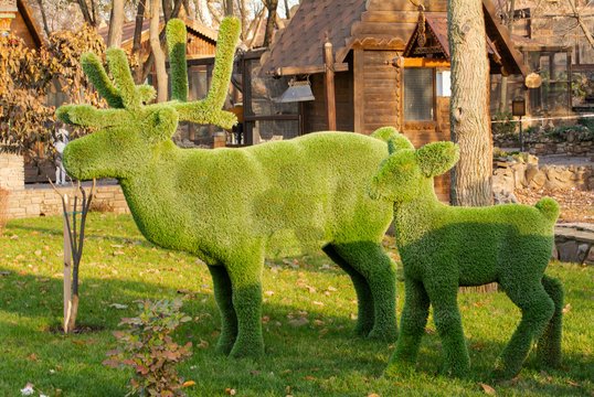 Figures for a garden made of artificial grass, topiary figures