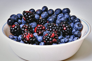 Tazón con moras azules y frambuesas