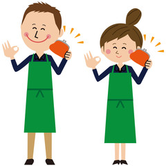 ポップな緑のエプロンをした紺の長袖の男女が財布を持つ