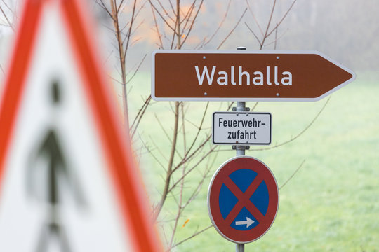 walhalla donaustauf fu&szlig;weg schild