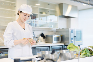 給食センター　厨房　女性調理師 © metamorworks