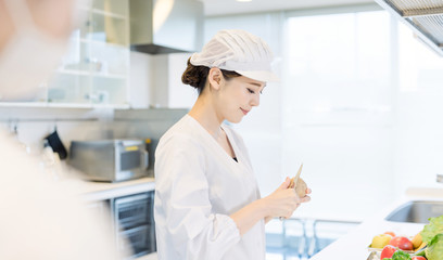 給食センター　厨房　女性調理師
