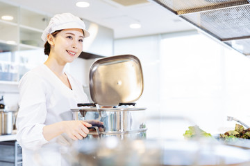 給食センター　厨房　女性調理師