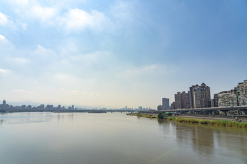 Obraz premium Scenery of Tamsui river bank, view on Taipei bridge, a bridge link New Taipei City to Taipei city, Taiwan