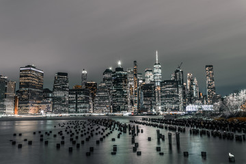 Obraz premium old Brooklyn pylon piers with lower Manhattan financial district in view