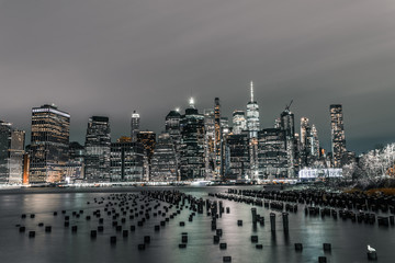 Obraz premium long exposure Manhattan financial district at night