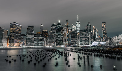 Obrazy na Szkle  stare pirsy na Brooklynie z widokiem na dzielnicę finansową dolnego Manhattanu