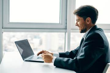 Obraz na płótnie Canvas businessman working on laptop in office