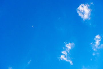 Fototapeta na wymiar 青空に雲と月DSC0649