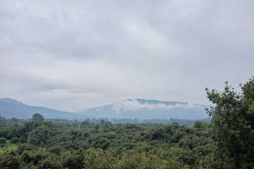 Paisaje con neblina y nubes en Michoacan Mexico