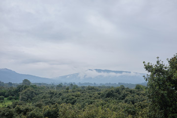 Paisaje con neblina y nubes en Michoacan Mexico