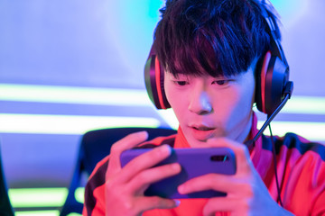 esport gamer play mobile game © ryanking999