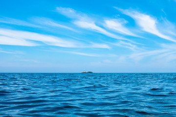 Naklejka na ściany i meble 青い海と青い空と灯台のある小さい島DSC1171