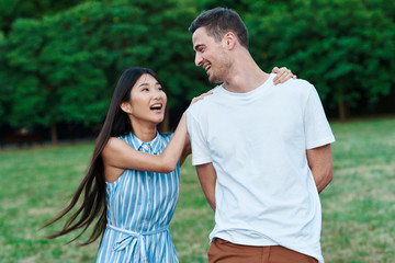 Obraz premium Cheerful young couple in nature