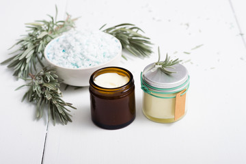 Obraz na płótnie Canvas spa products with lavender leaves