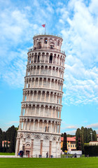 Fototapeta na wymiar The Leaning Tower in a sunny day in Pisa, Italy.