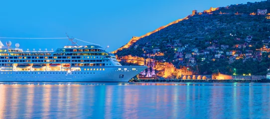Poster Prachtig wit gigantisch luxe cruiseschip op verblijf in de haven van Alanya © muratart