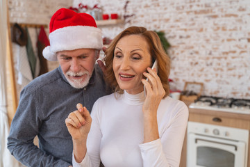 Cheerful brunette female person talking per telephone