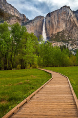 Fototapeta na wymiar Boardwalk to Yosemite Falls